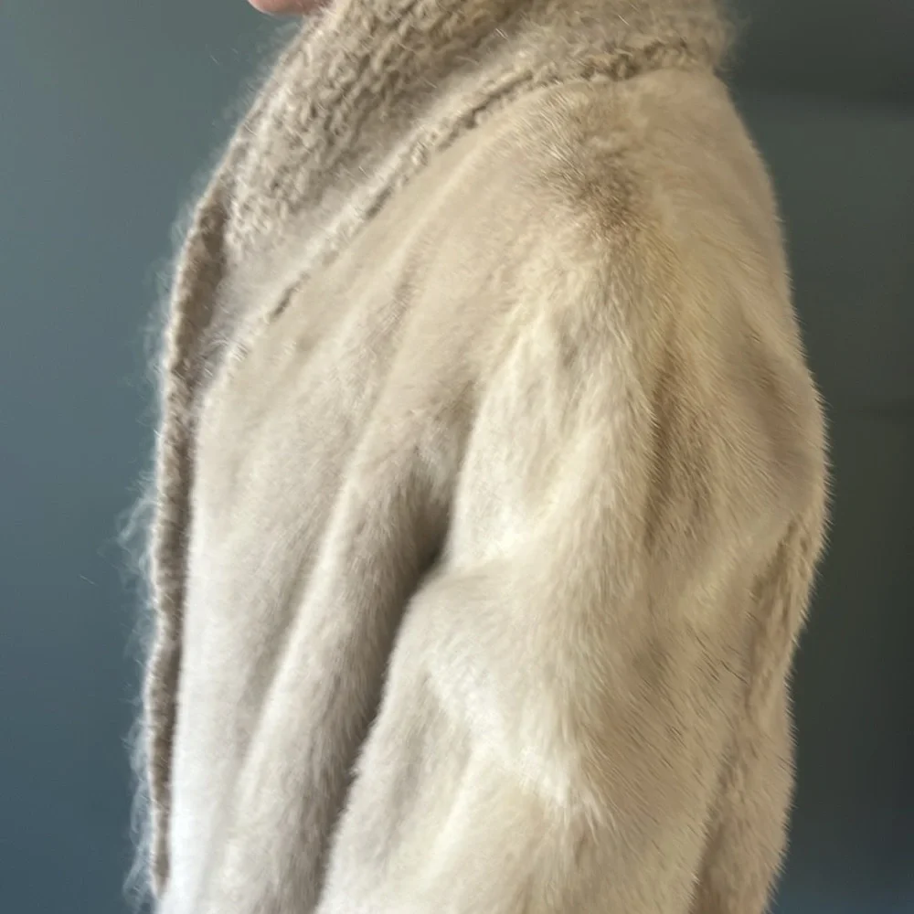 Rare Vintage Viola Sylbert Mink Coat
One of a kind! - Picture 9 of 16